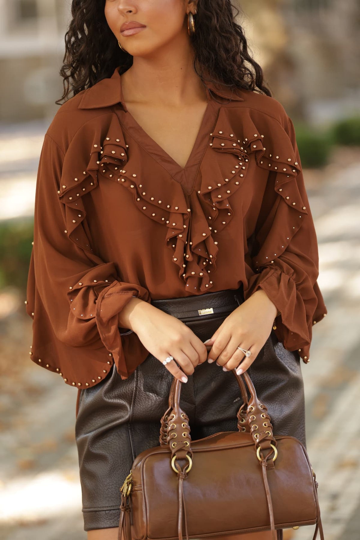 Pormenor dos folhos e tachas da Blusa Lucca