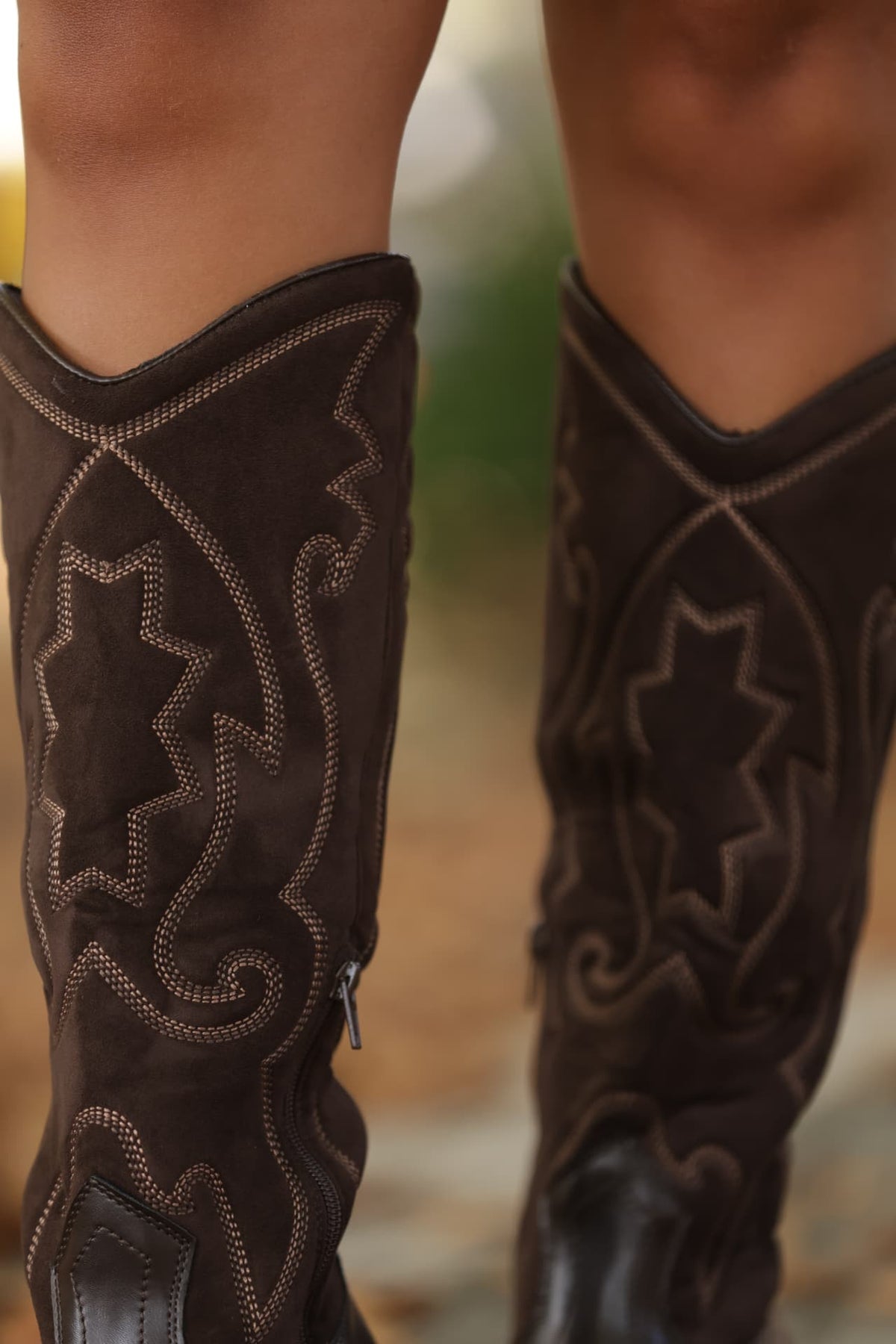 Botas Valongo castanhas — detalhe do bordado