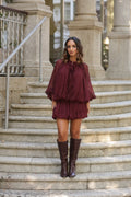 Vestido Ravena bordô com folhos e manga baloné, coordenado com botas de cano alto