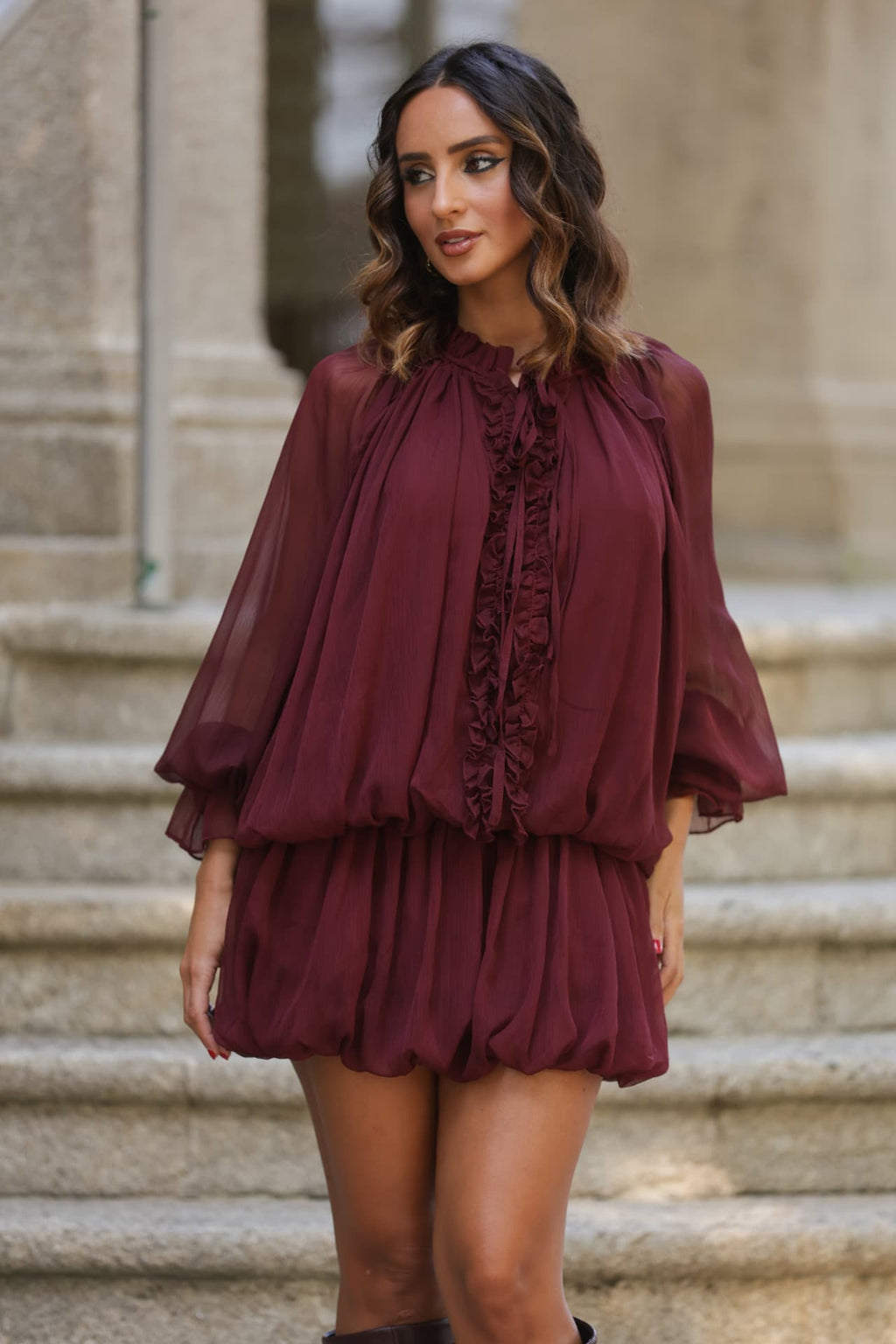 Vestido Ravena — pormenor do decote com folhos e laço em bordô