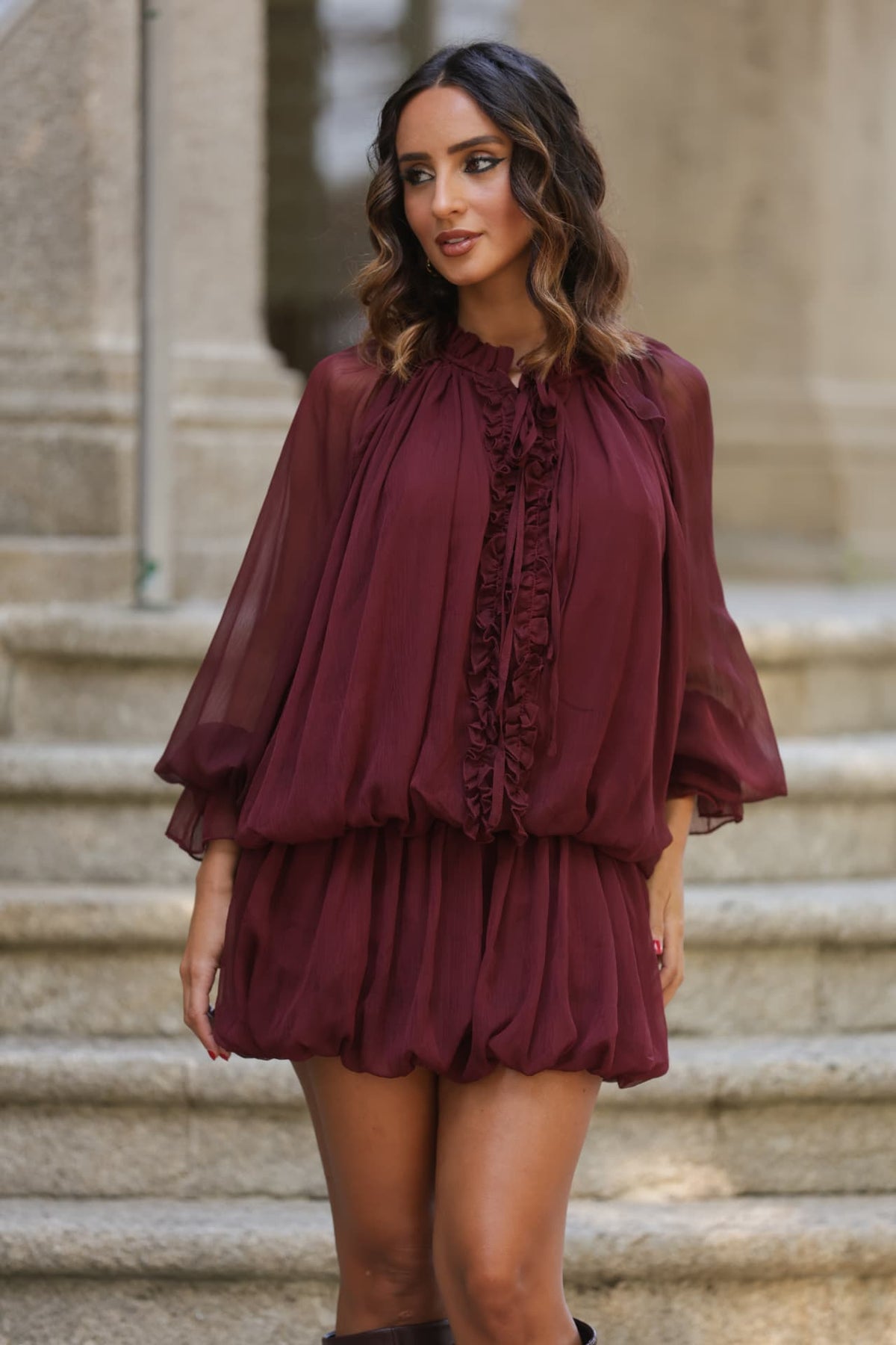 Vestido Ravena — pormenor do decote com folhos e laço em bordô