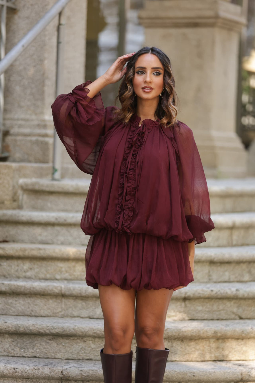 Vestido Ravena bordô com manga comprida baloné em tecido fluido