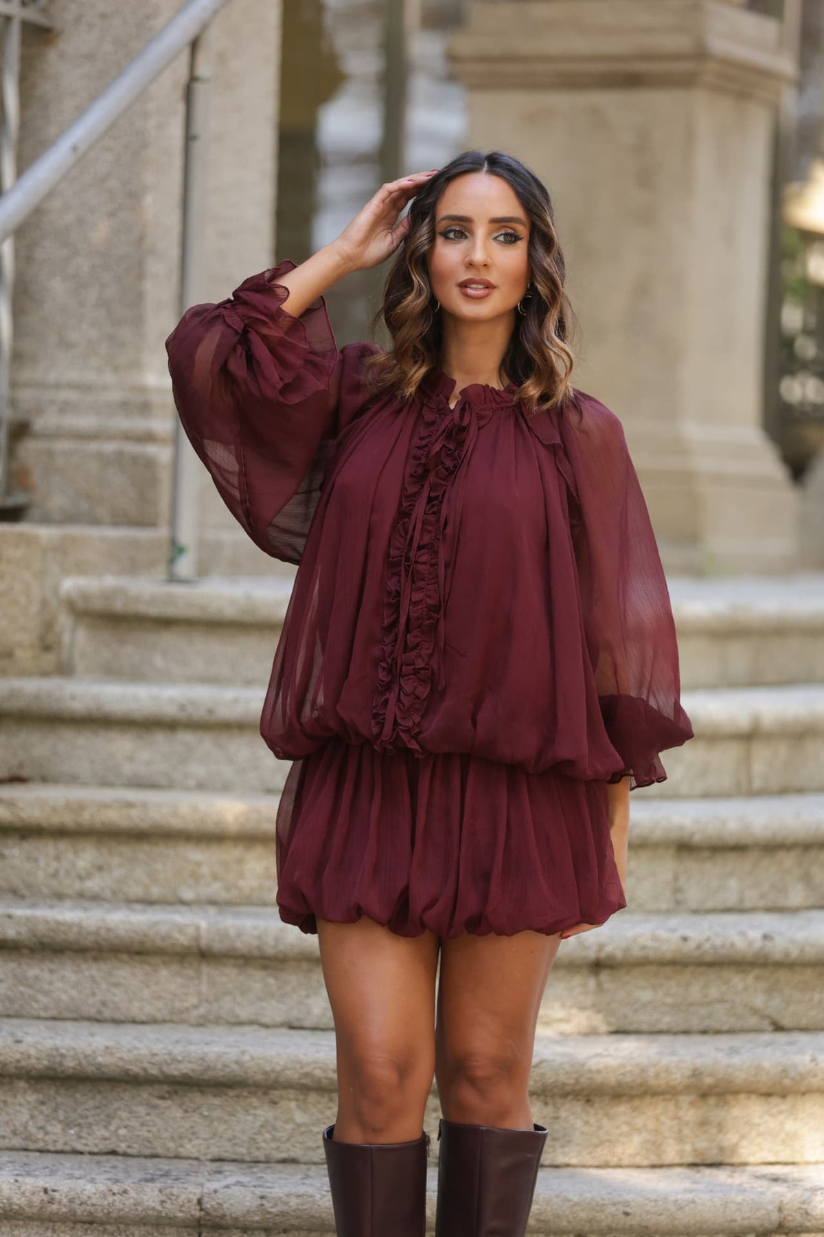 Vestido Ravena bordô com manga comprida baloné em tecido fluido