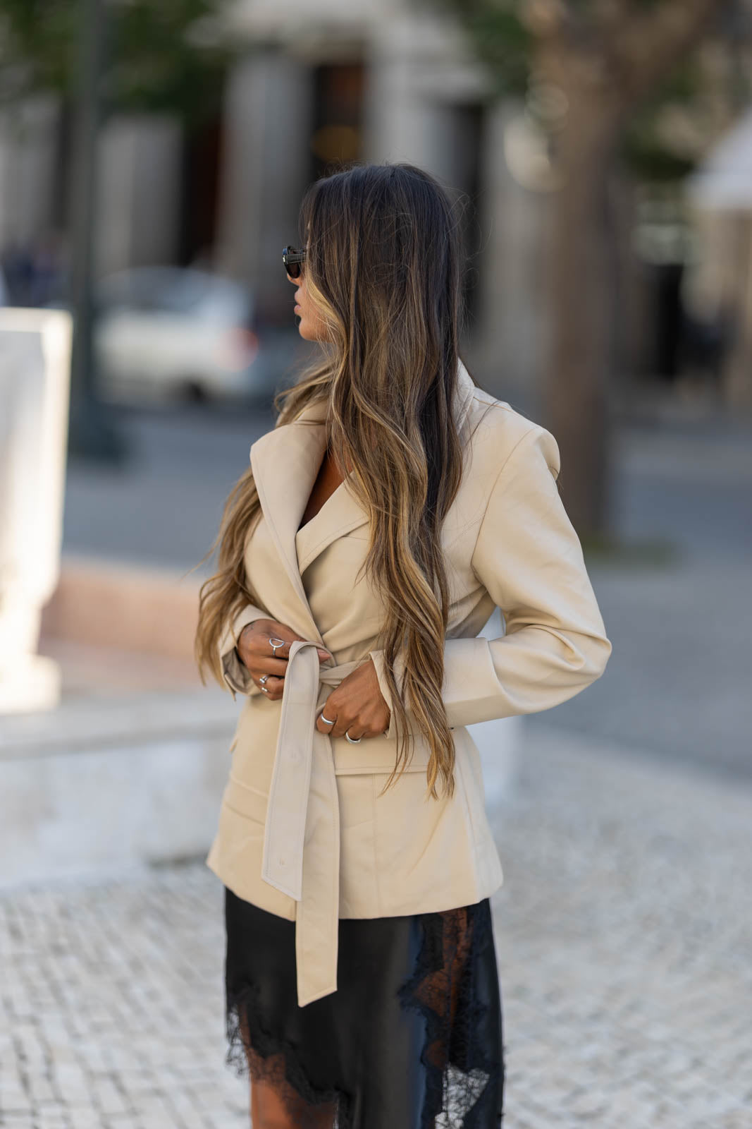 Blazer Feminino em Pele Sintética Bege com Cinto