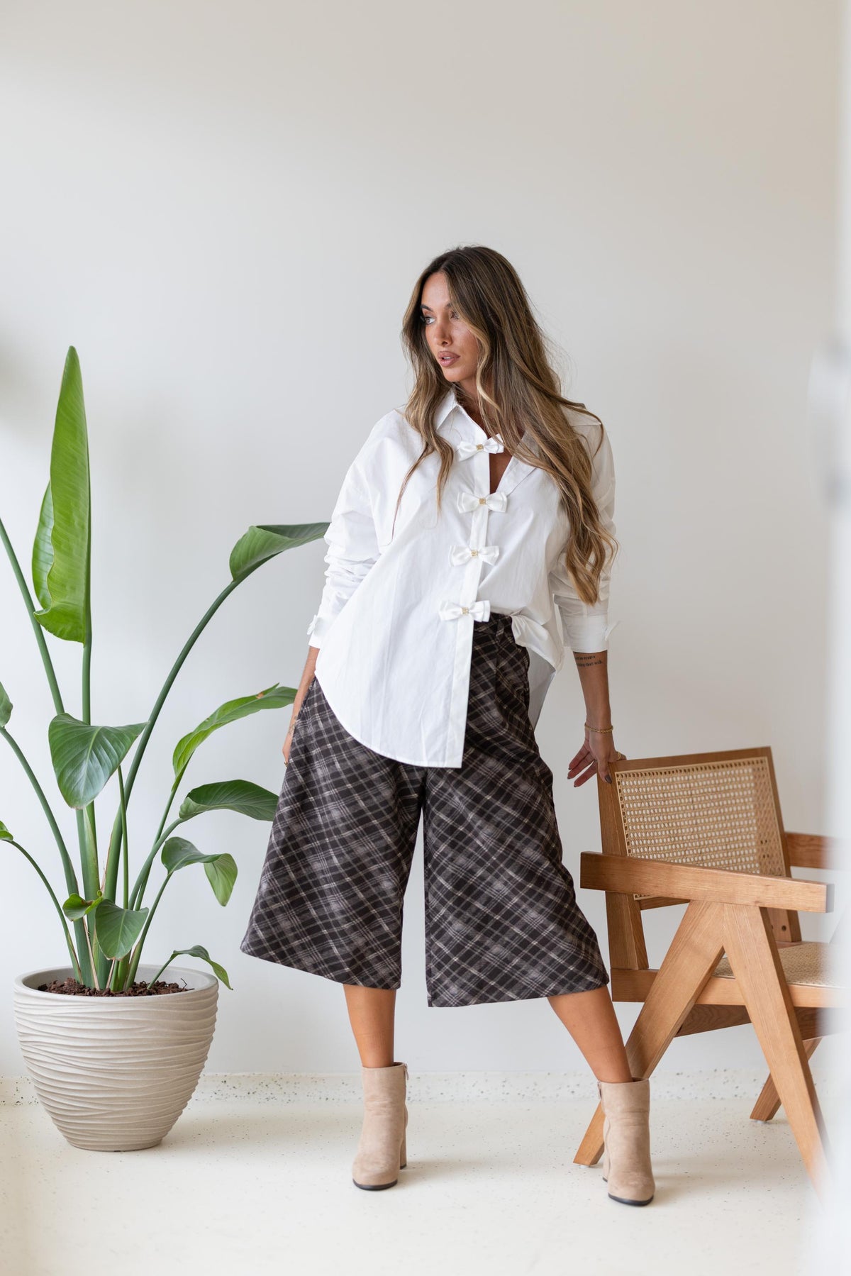 Camisa Branca com Laços de Cetim – Detalhe Feminino e Elegante