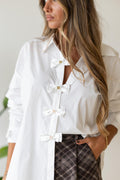 Camisa Branca com Laços de Cetim – Detalhe Feminino e Elegante