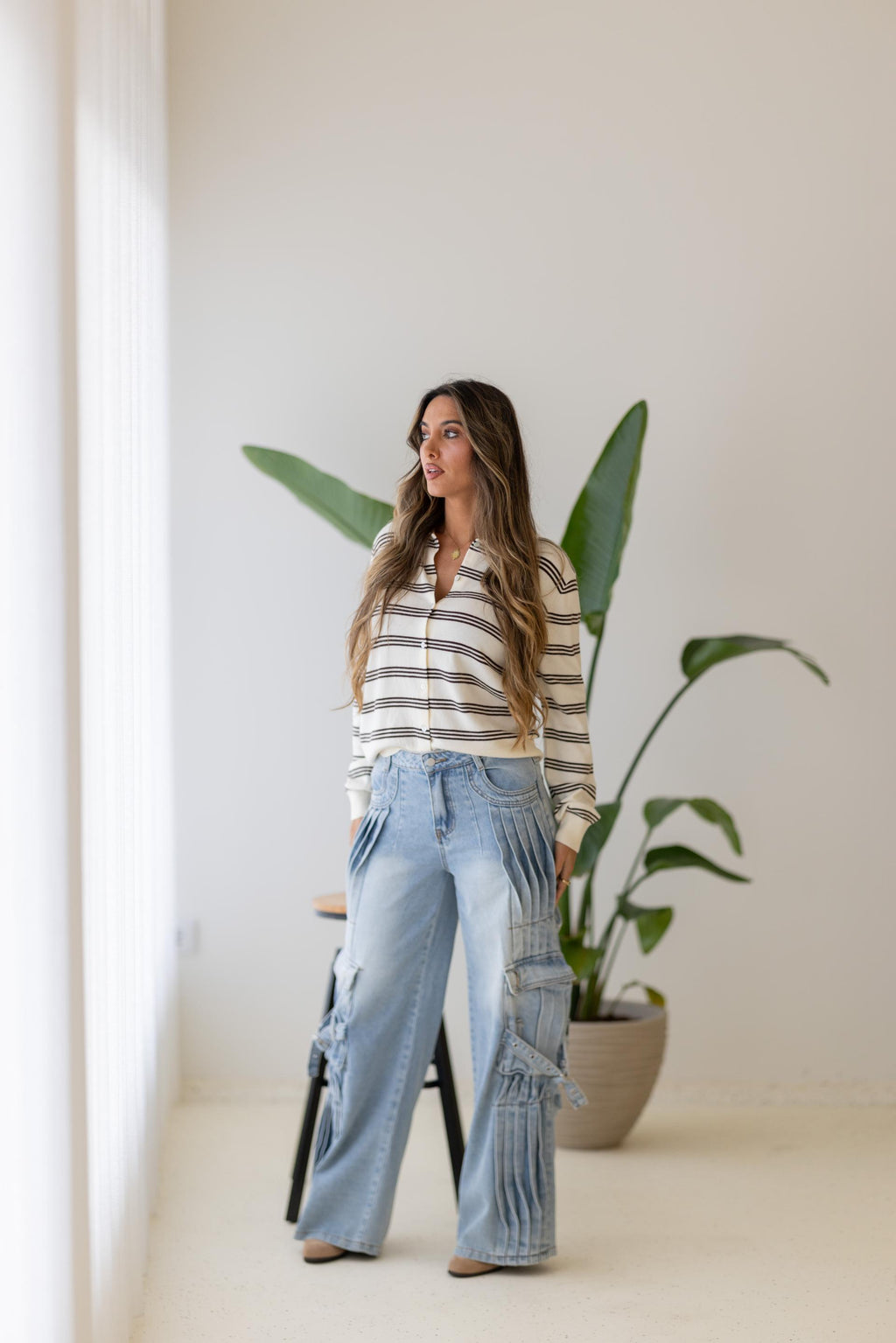 Calças Wide Leg Ganga Clara com Bolsos Cargo e Pregas Laterais