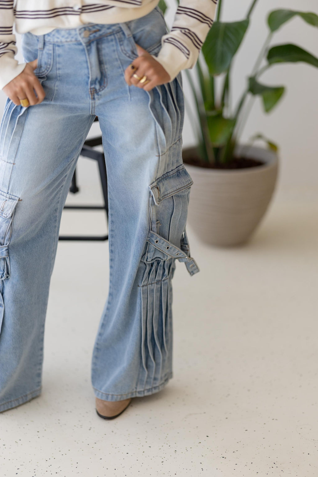 Calças Wide Leg Ganga Clara com Bolsos Cargo e Pregas Laterais