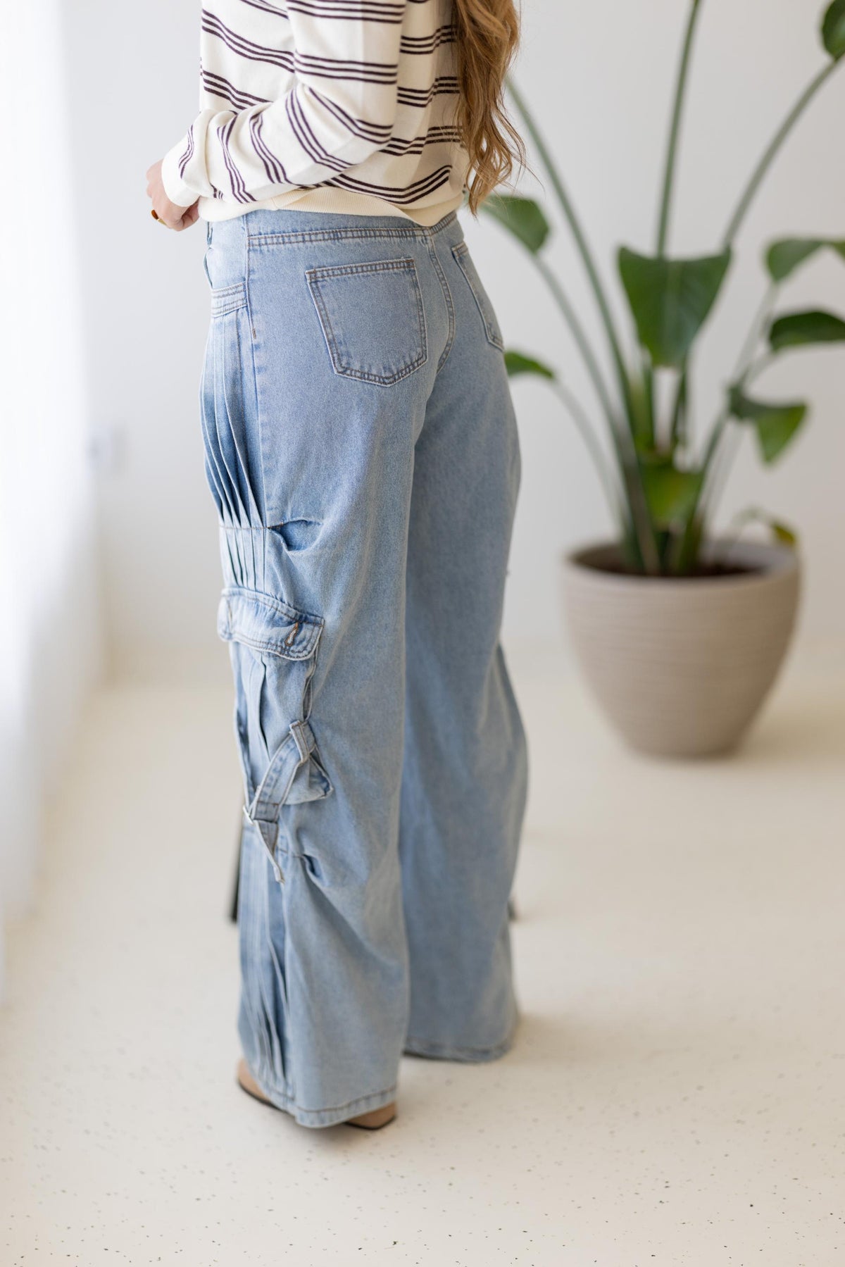 Calças Wide Leg Ganga Clara com Bolsos Cargo e Pregas Laterais