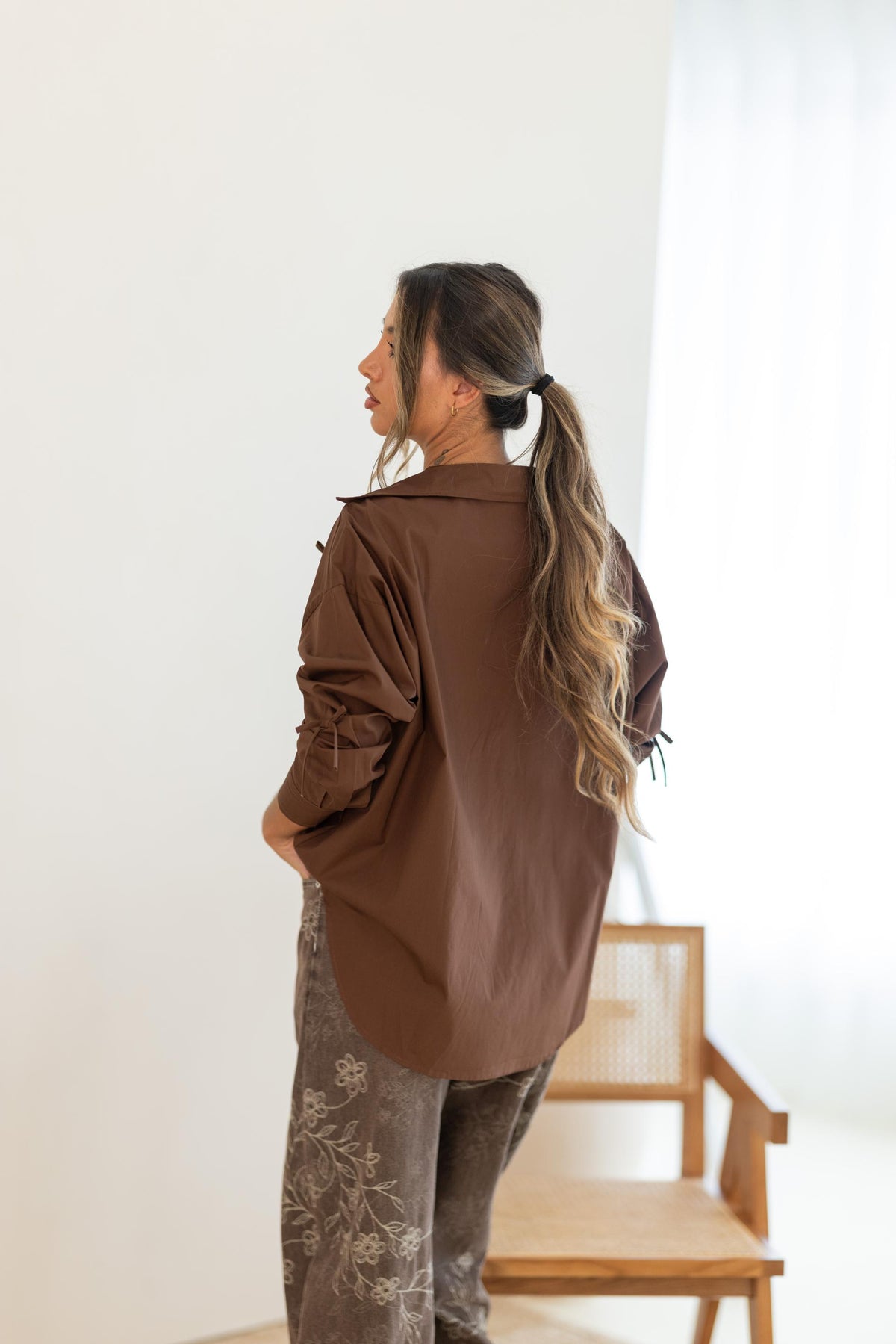 Camisa Castanha com Laços Feminina Oversized