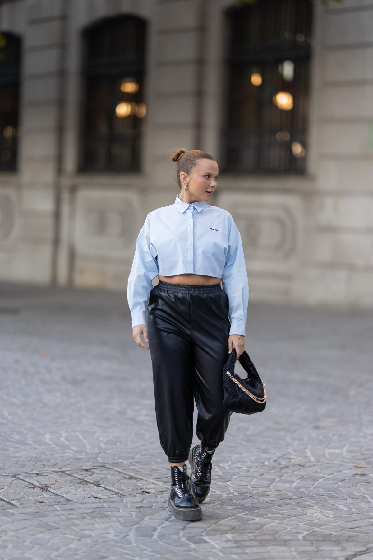Camisa Cropped Azul Claro em Algodão – Estilo Moderno