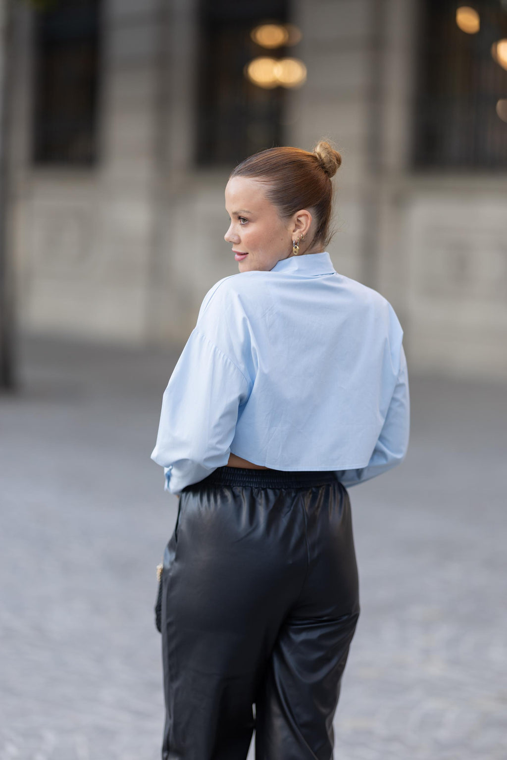 Camisa Cropped Azul Claro em Algodão – Estilo Moderno