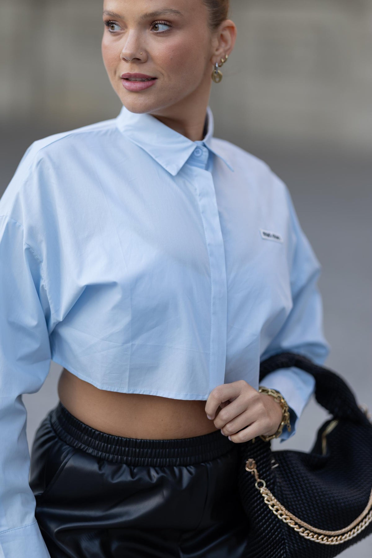 Camisa Cropped Azul Claro em Algodão – Estilo Moderno