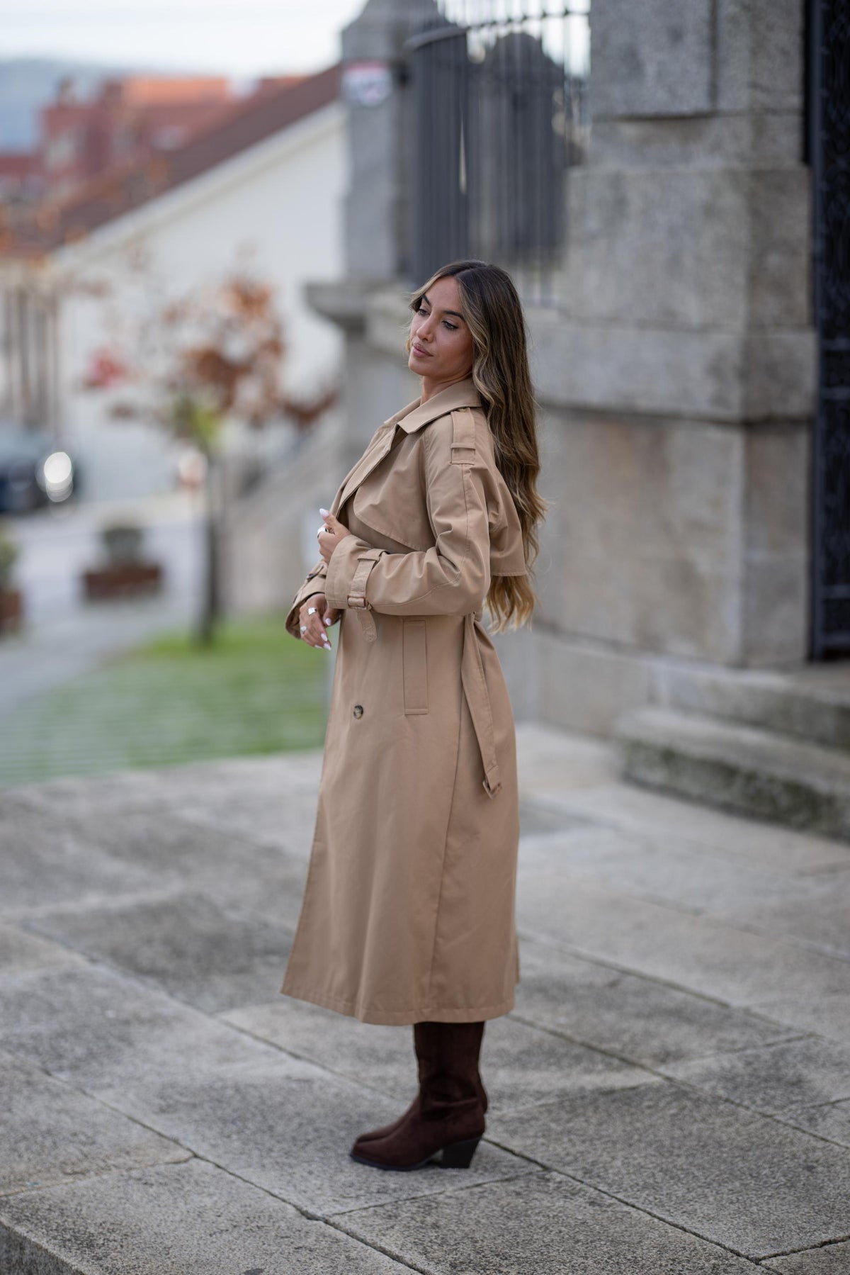 Trench Coat Clássico Bege Feminino – Corte Elegante e Atemporal