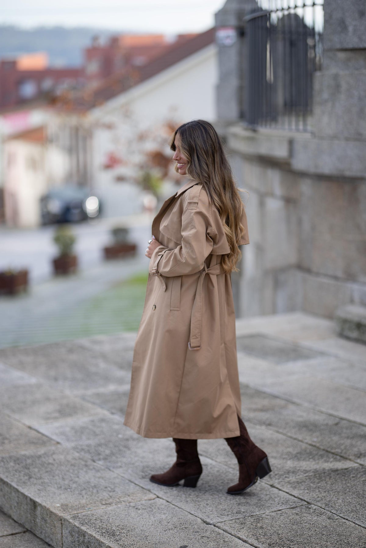 Trench Coat Clássico Bege Feminino – Corte Elegante e Atemporal