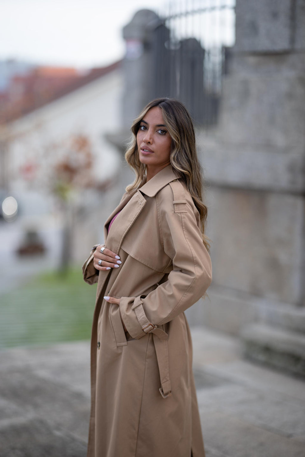 Trench Coat Clássico Bege Feminino – Corte Elegante e Atemporal