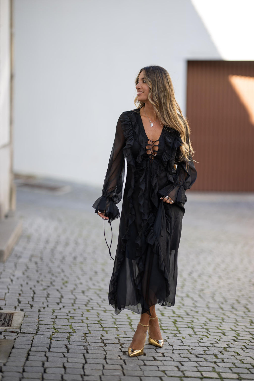 Vestido Black Ruffles | Fluido, Romântico & Elegante