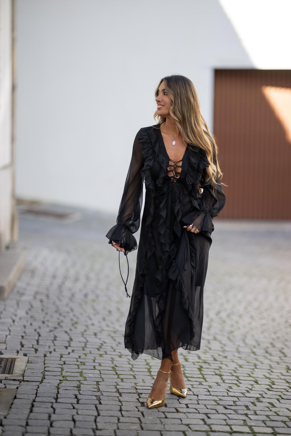 Vestido Black Ruffles | Fluido, Romântico & Elegante