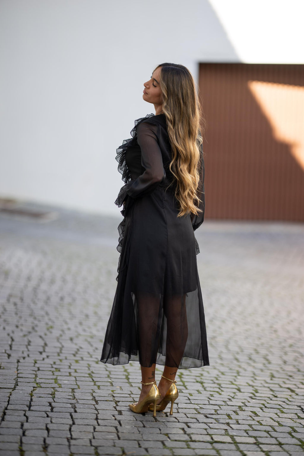 Vestido Black Ruffles | Fluido, Romântico & Elegante