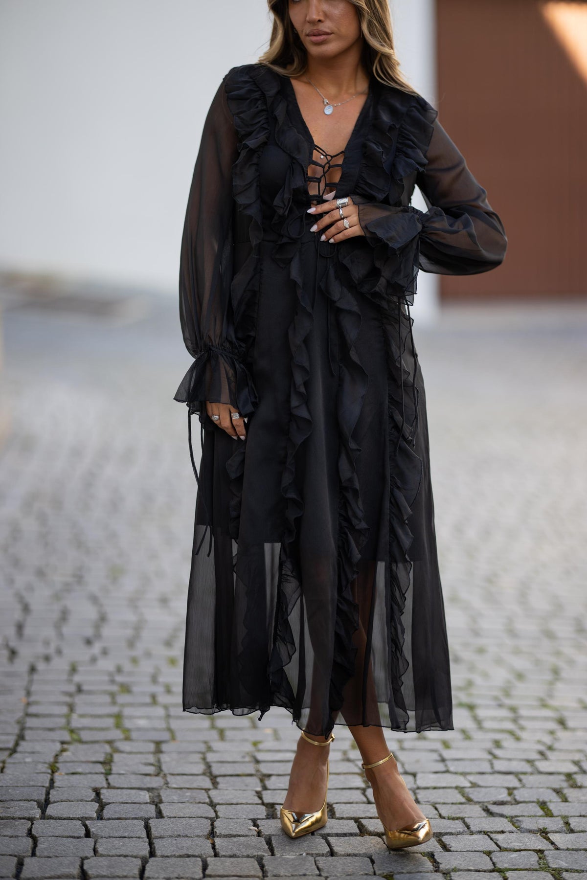 Vestido Black Ruffles | Fluido, Romântico & Elegante
