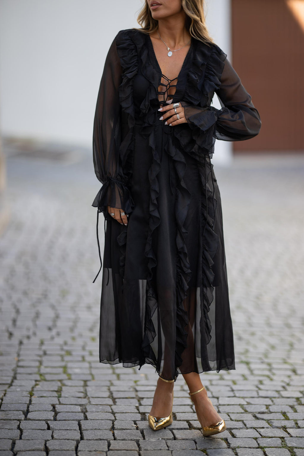 Vestido Black Ruffles | Fluido, Romântico & Elegante