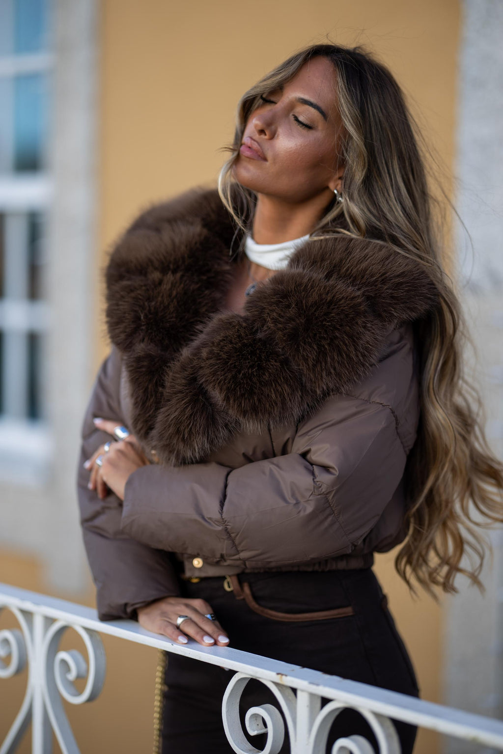 Quispo Curto Castanho com Gola de Pelo Removível — Modelo Acolchoado Premium