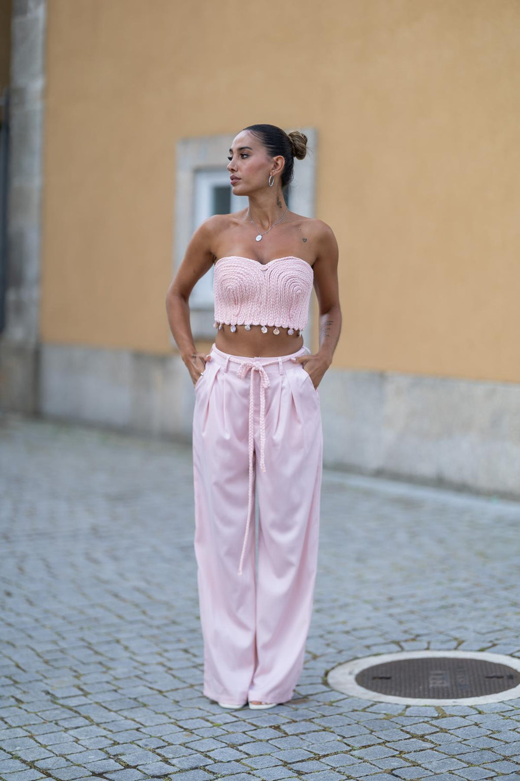 Conjunto Rosa com Top Croché e Calças Fluídas