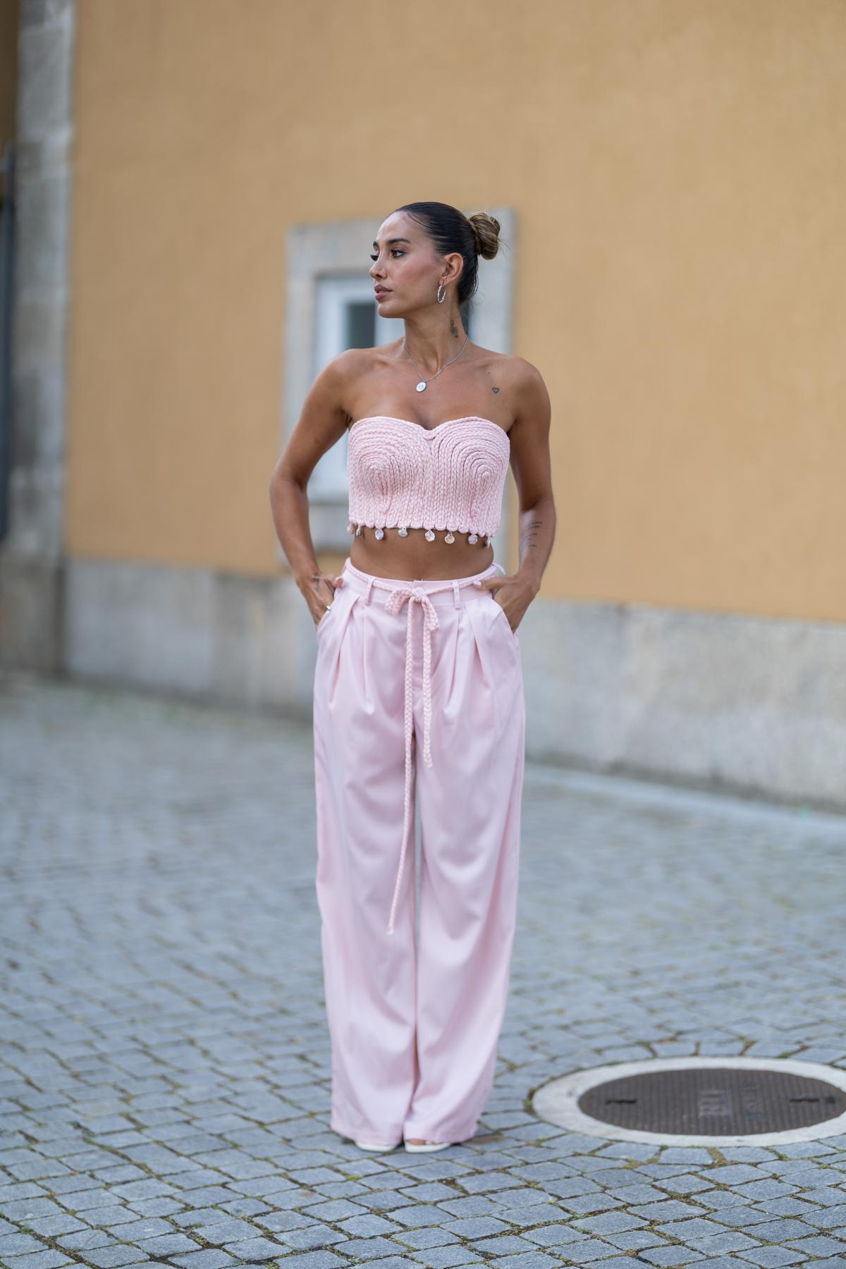 Conjunto Rosa com Top Croché e Calças Fluídas