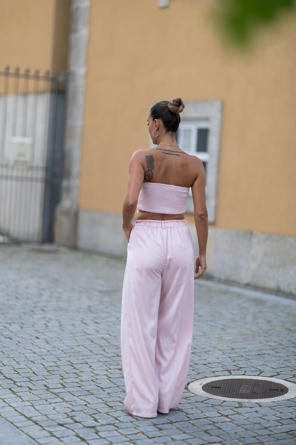 Conjunto Rosa com Top Croché e Calças Fluídas