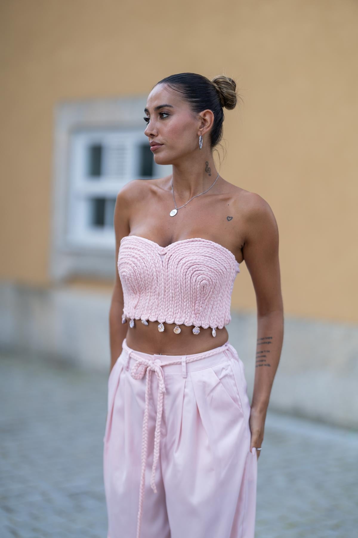 Conjunto Rosa com Top Croché e Calças Fluídas