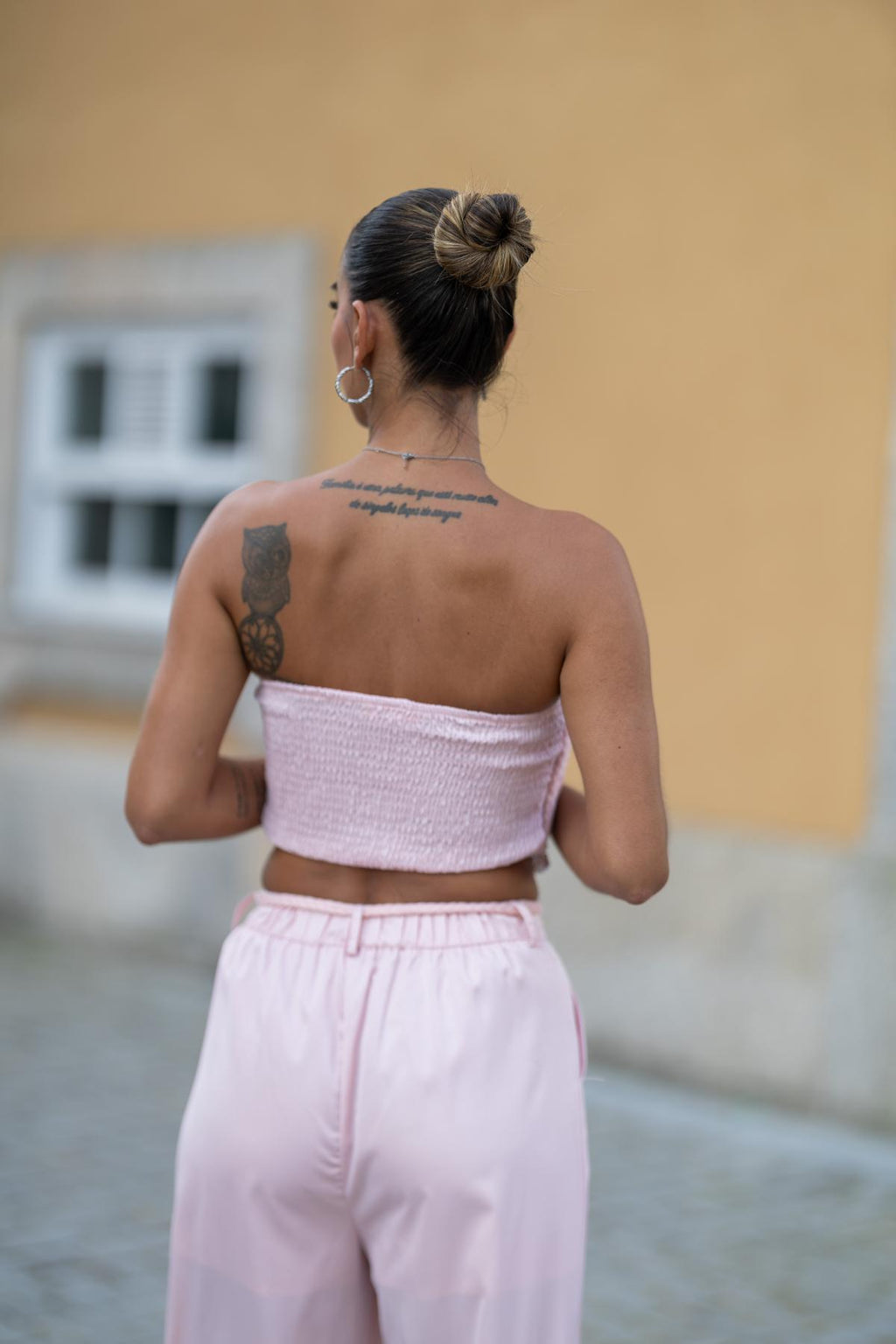 Conjunto Rosa com Top Croché e Calças Fluídas