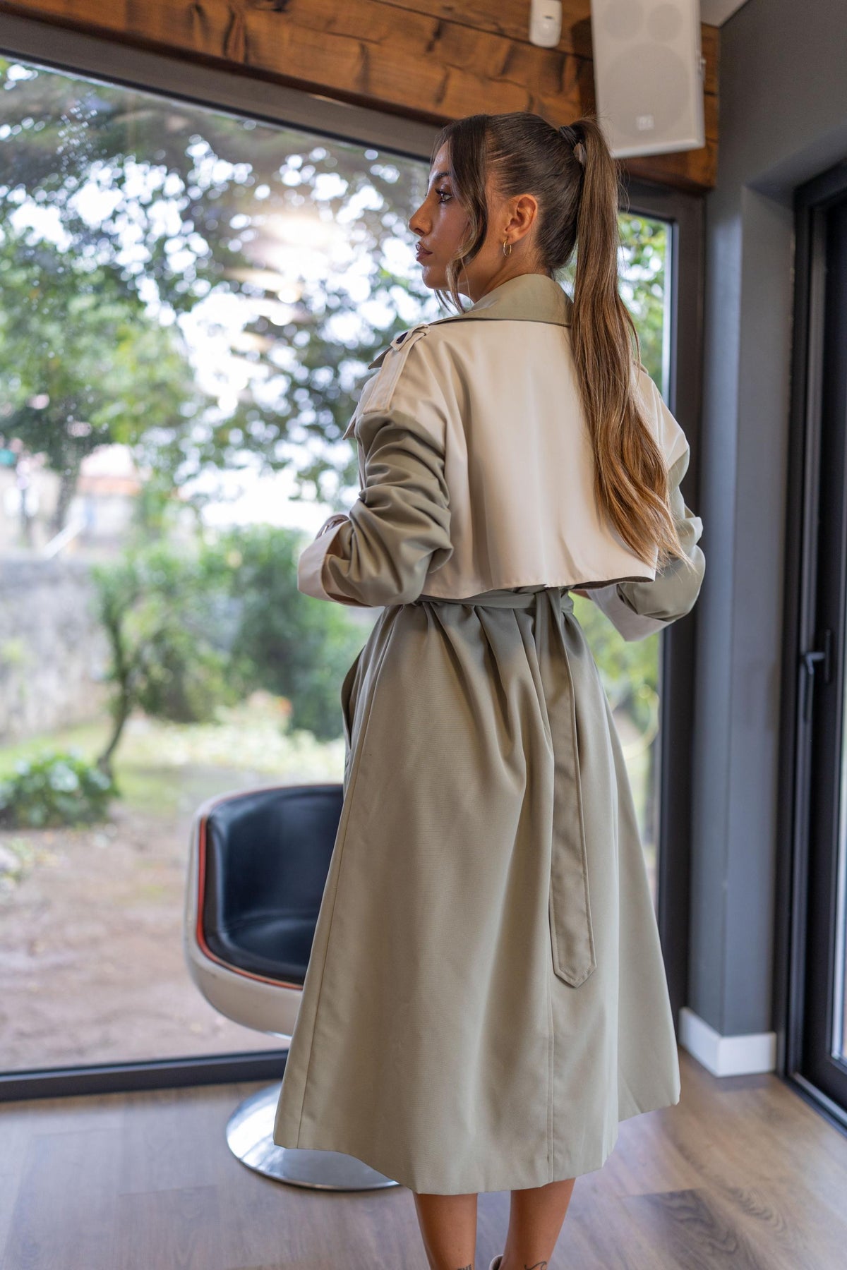 Trench Coat em Gabardine Bege com Cinto