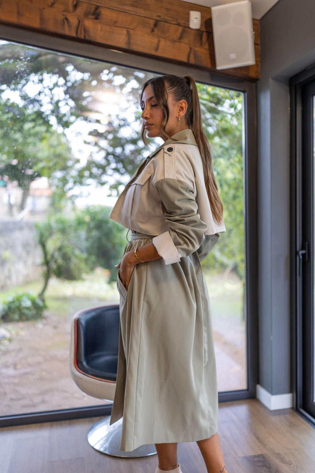 Trench Coat em Gabardine Bege com Cinto