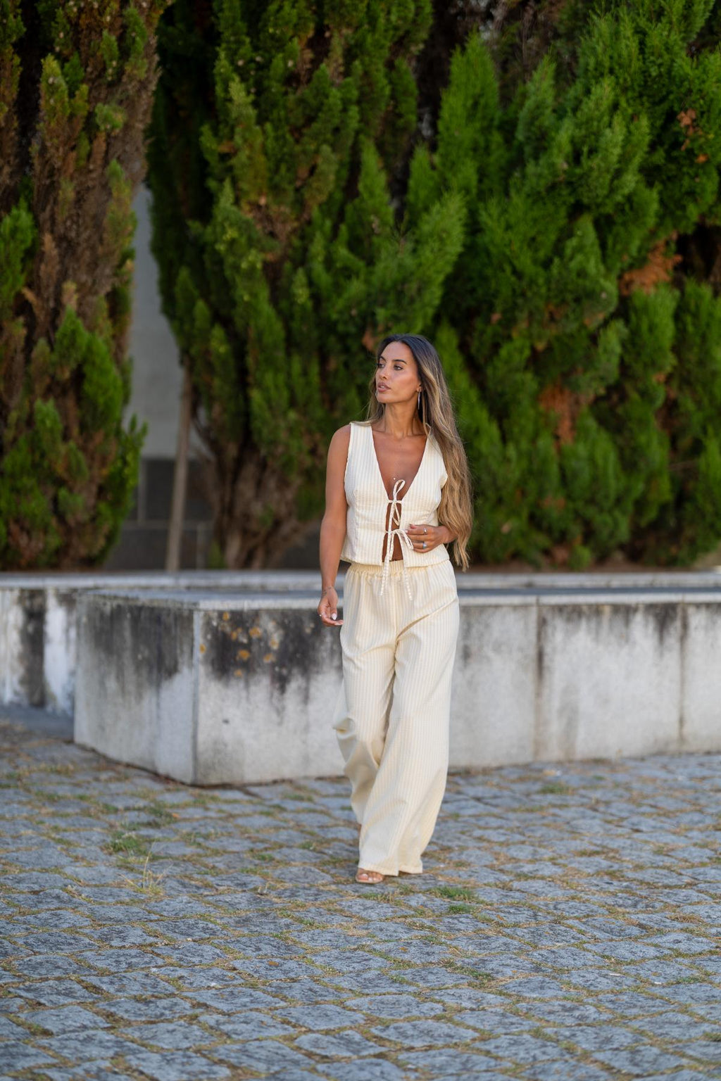 Conjunto Feminino Amarelo – Top com Ajuste Frontal e Calças Largas