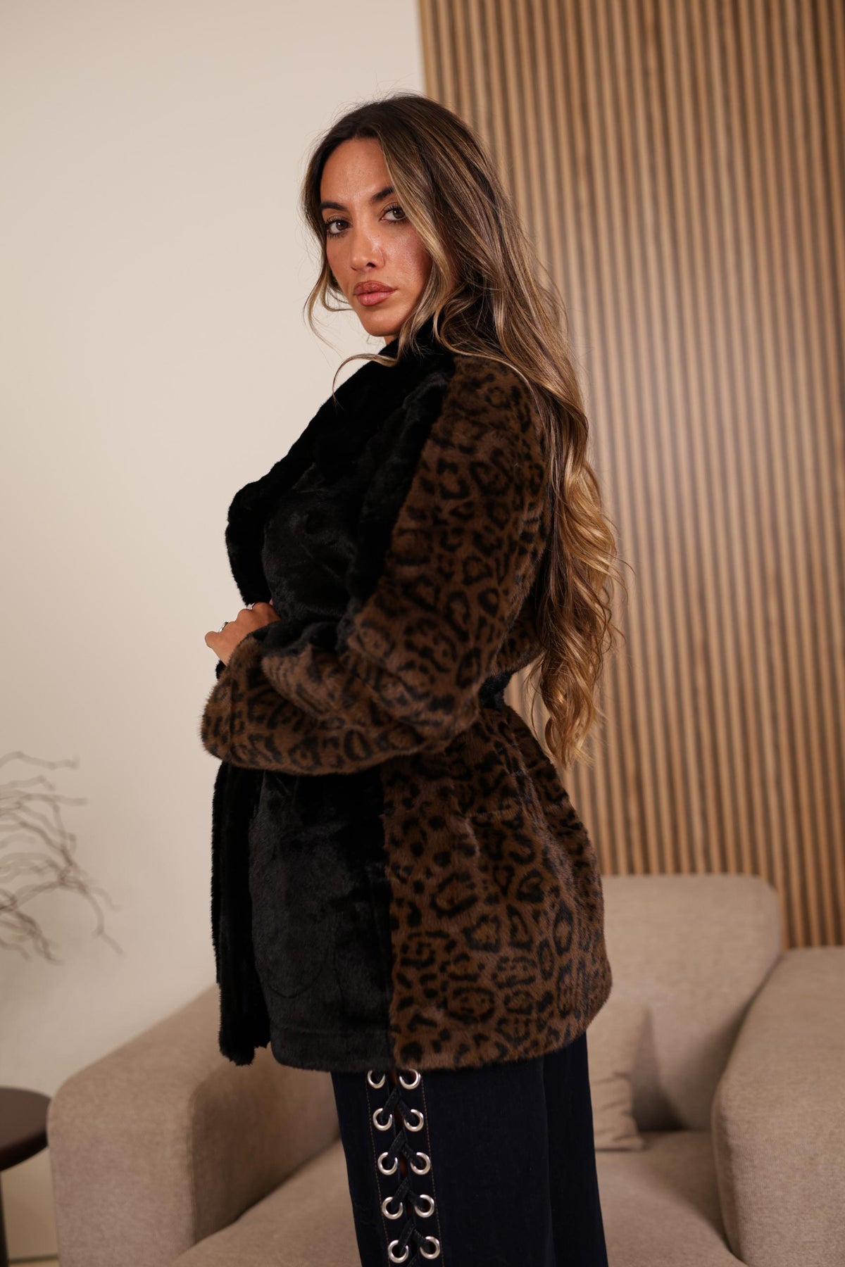 Casaco de Pelo com Interior em Pele Sintética Animal Print Preto e Castanho