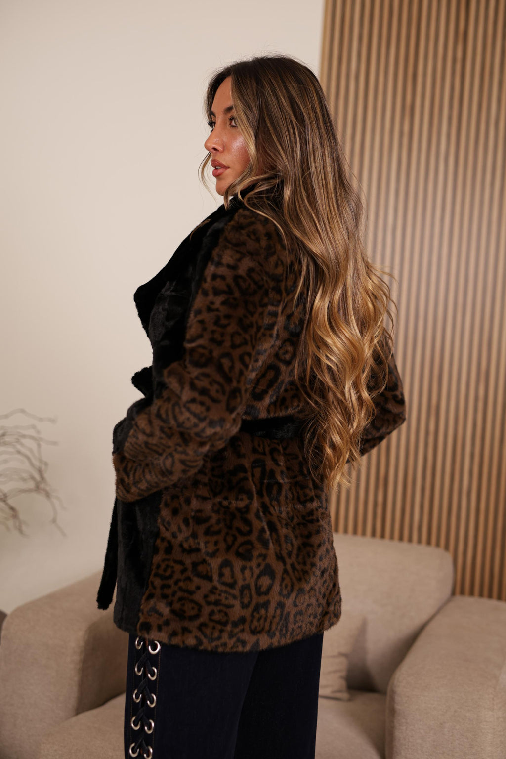 Casaco de Pelo com Interior em Pele Sintética Animal Print Preto e Castanho