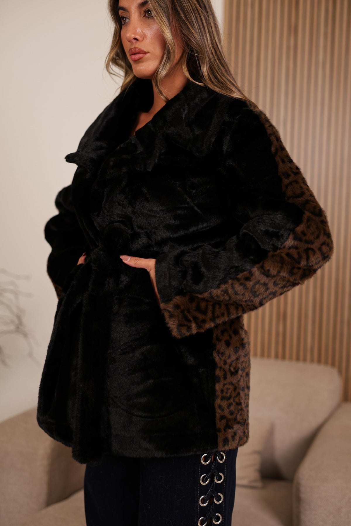 Casaco de Pelo com Interior em Pele Sintética Animal Print Preto e Castanho