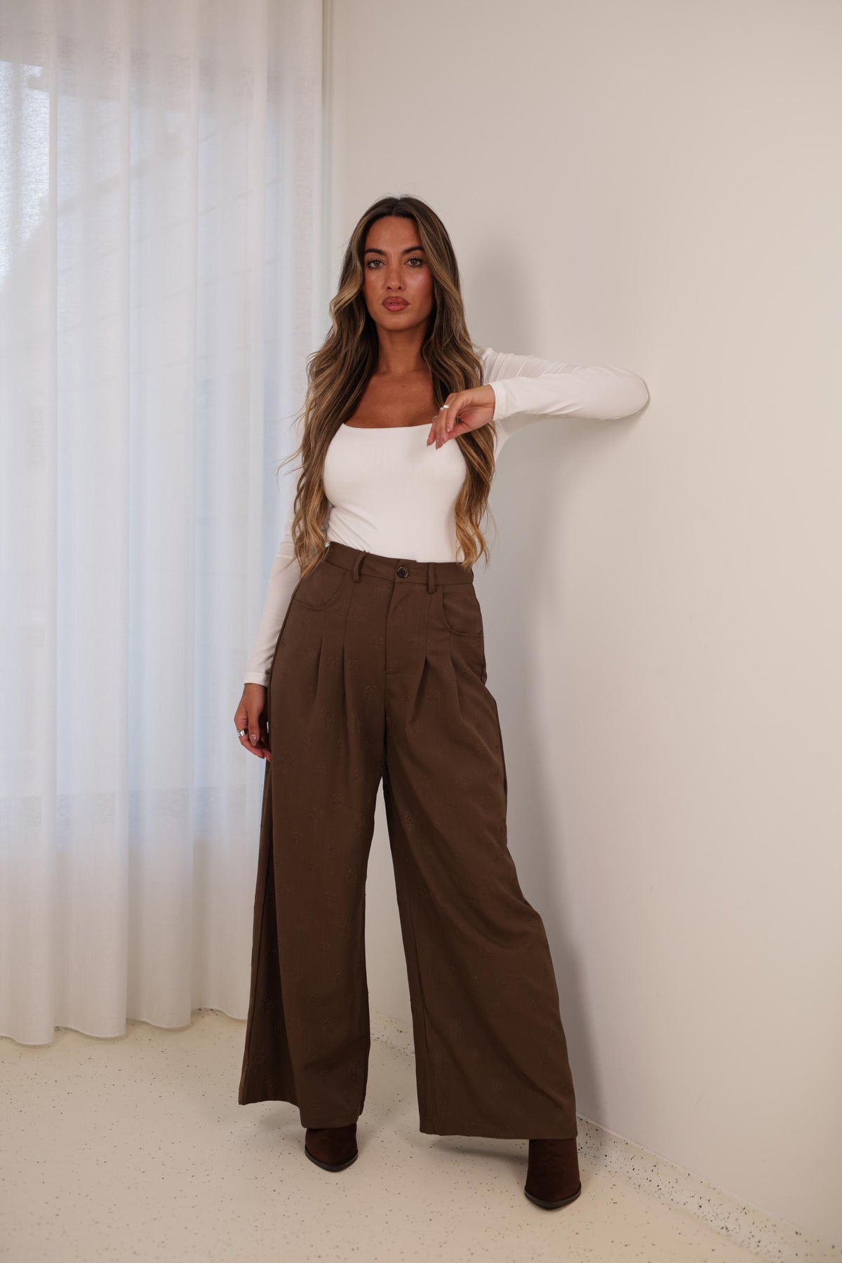 Calça Pantalona c/ relevo Flor - CASTANHA