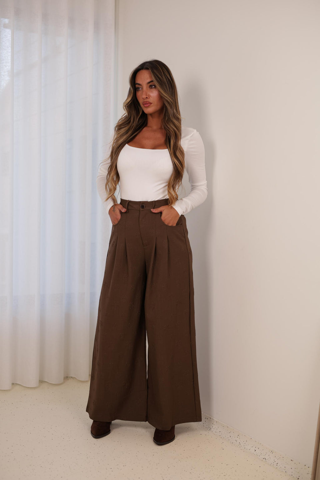 Calça Pantalona c/ relevo Flor - CASTANHA