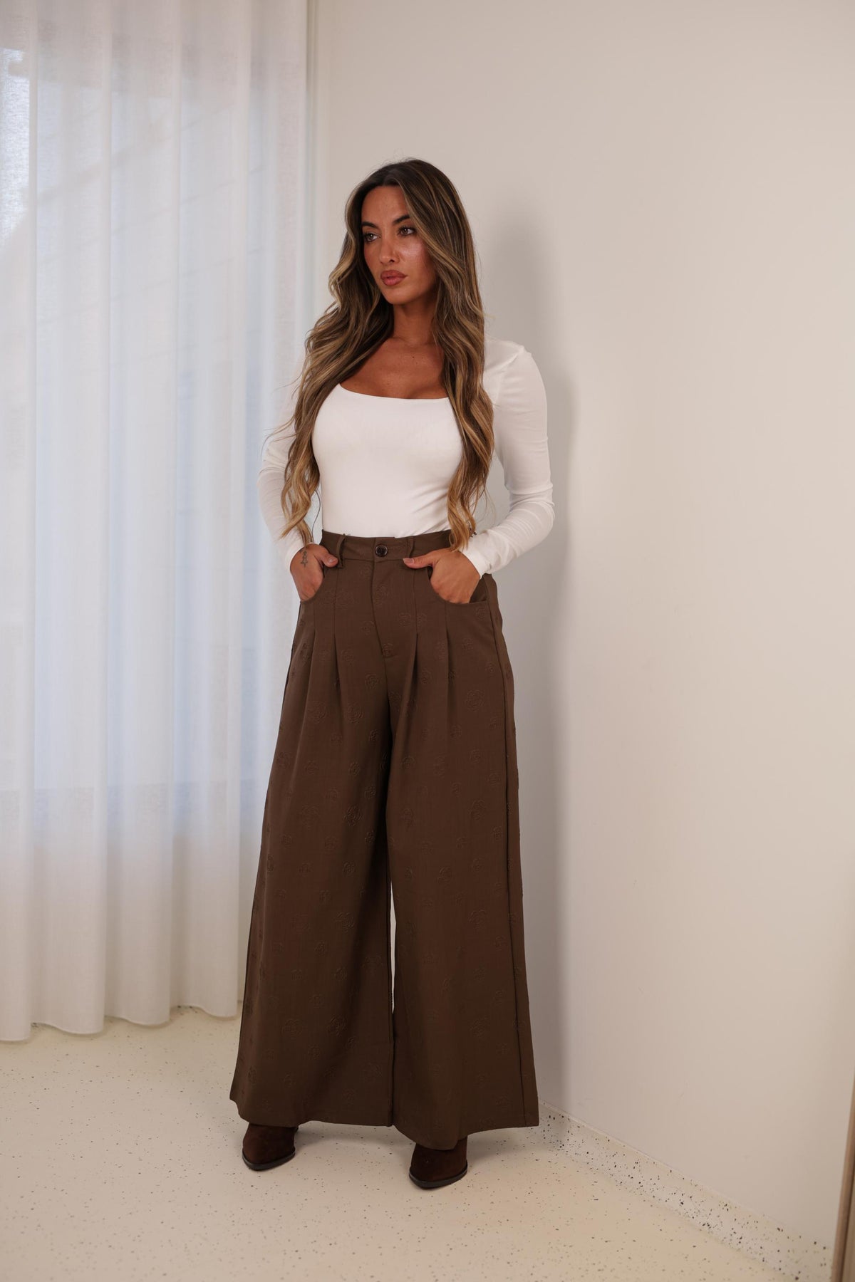 Calça Pantalona c/ relevo Flor - CASTANHA
