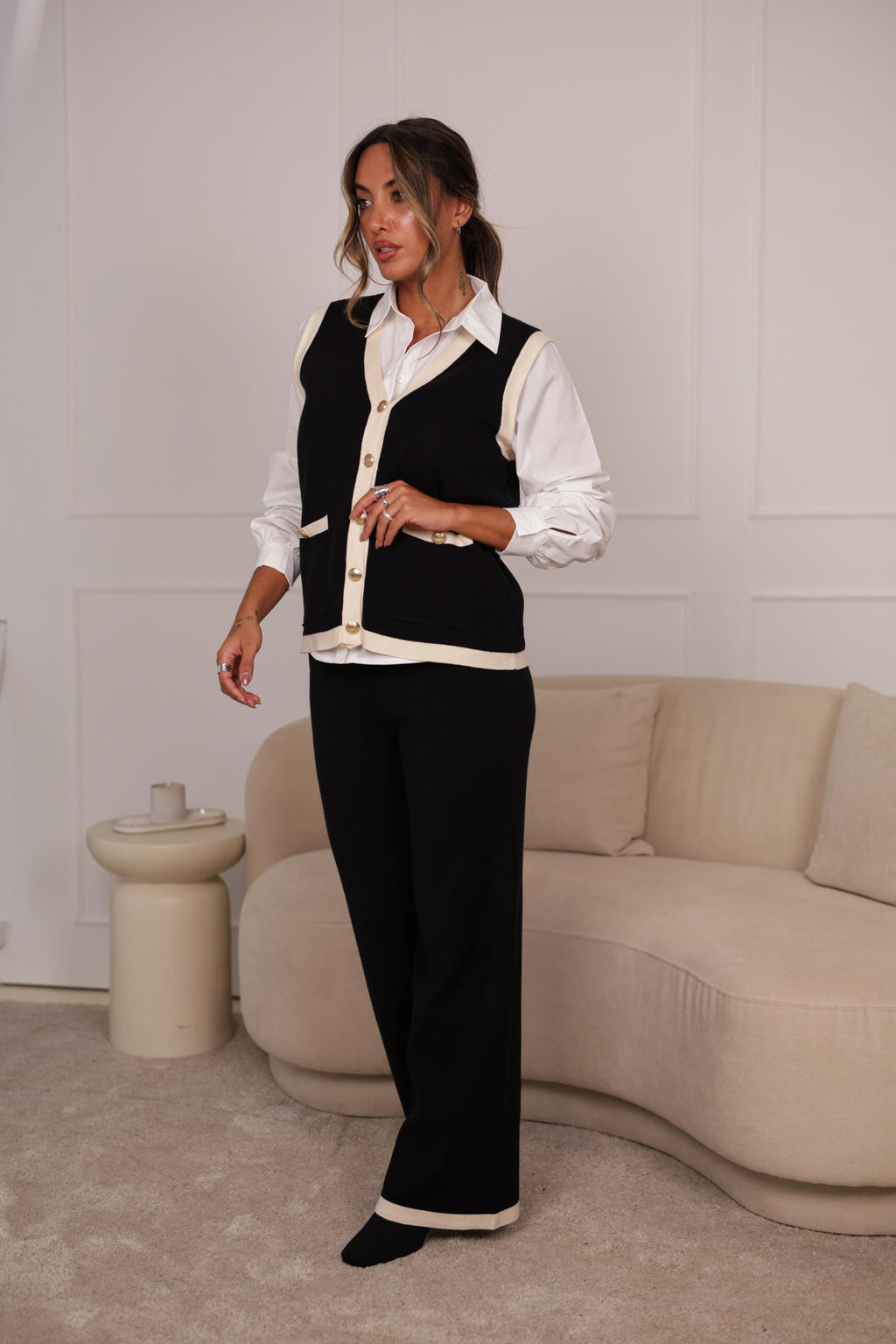 Conjunto de Malha Preto com Colete, Camisa e Calça