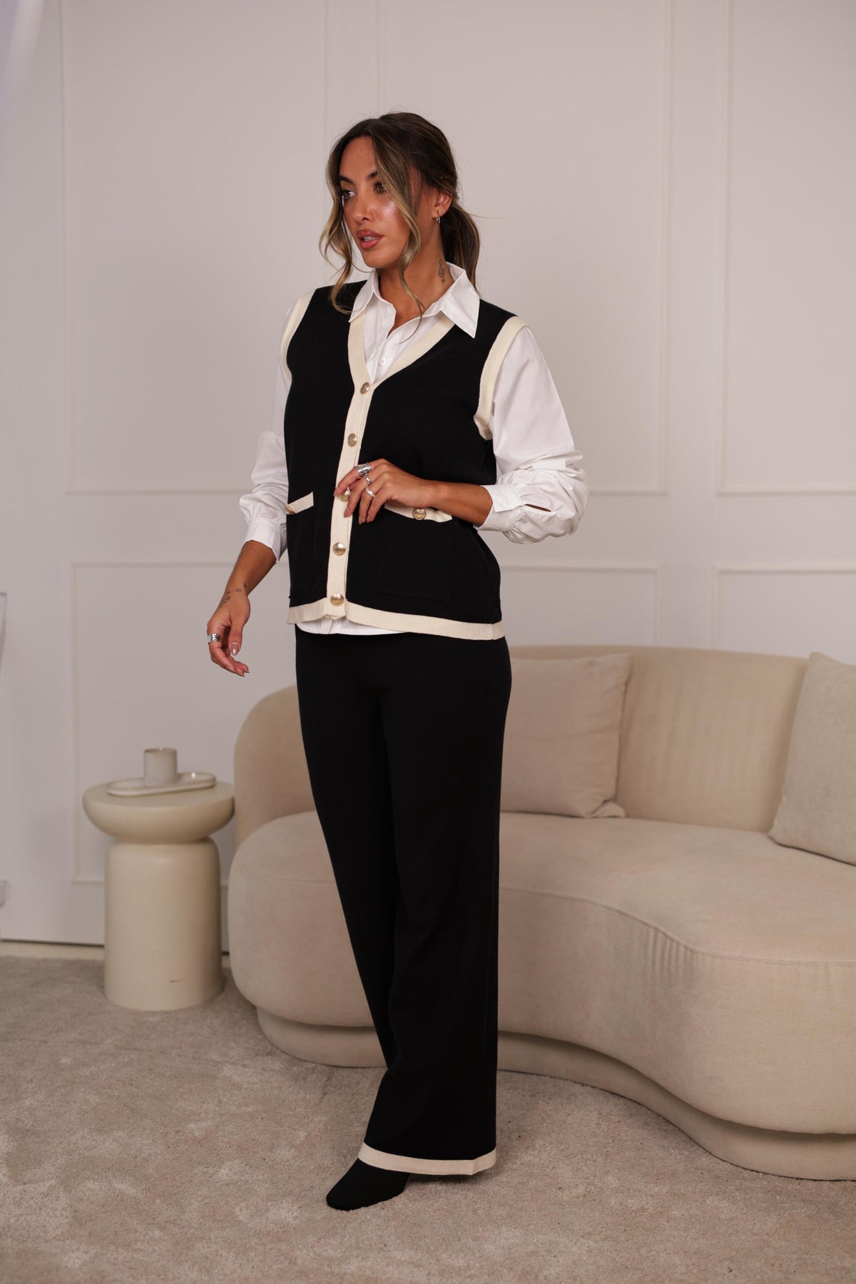 Conjunto de Malha Preto com Colete, Camisa e Calça