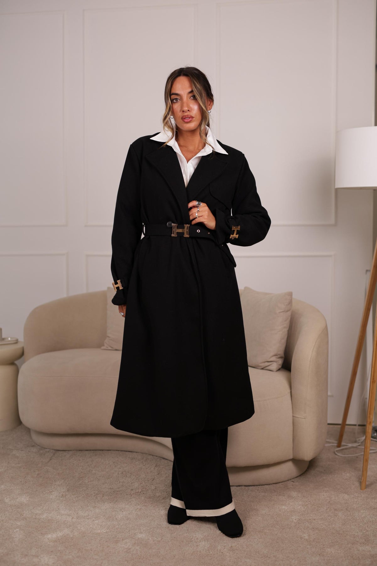Casaco de Fazenda Preto Feminino com Cinto Dourado | Corte Elegante