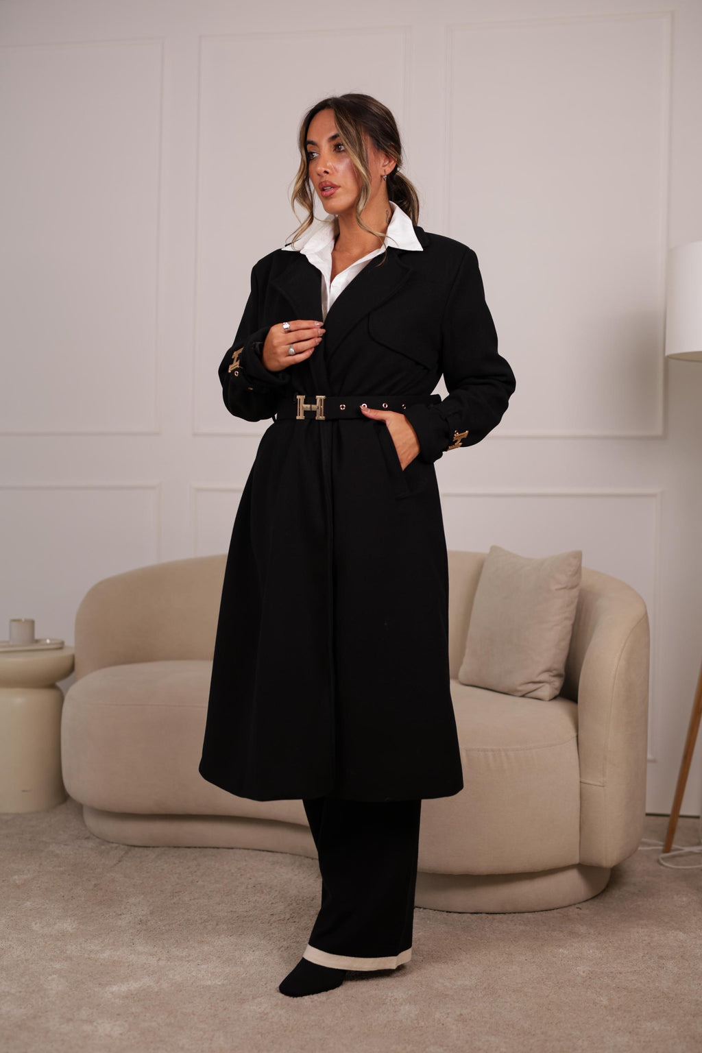 Casaco de Fazenda Preto Feminino com Cinto Dourado | Corte Elegante