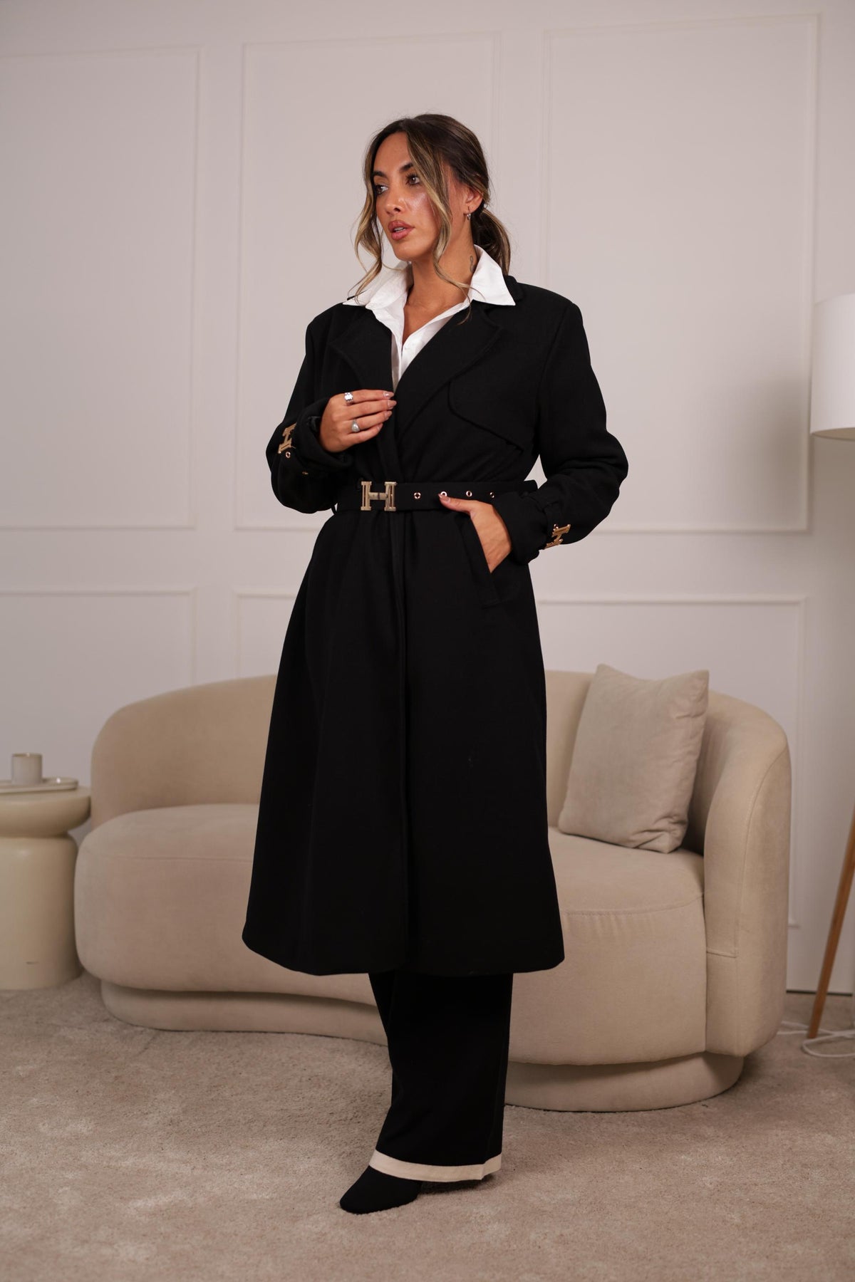 Casaco de Fazenda Preto Feminino com Cinto Dourado | Corte Elegante