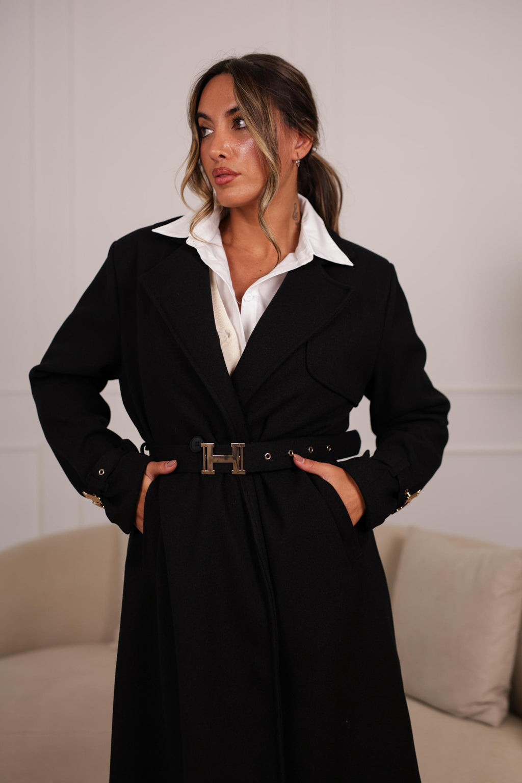 Casaco de Fazenda Preto Feminino com Cinto Dourado | Corte Elegante