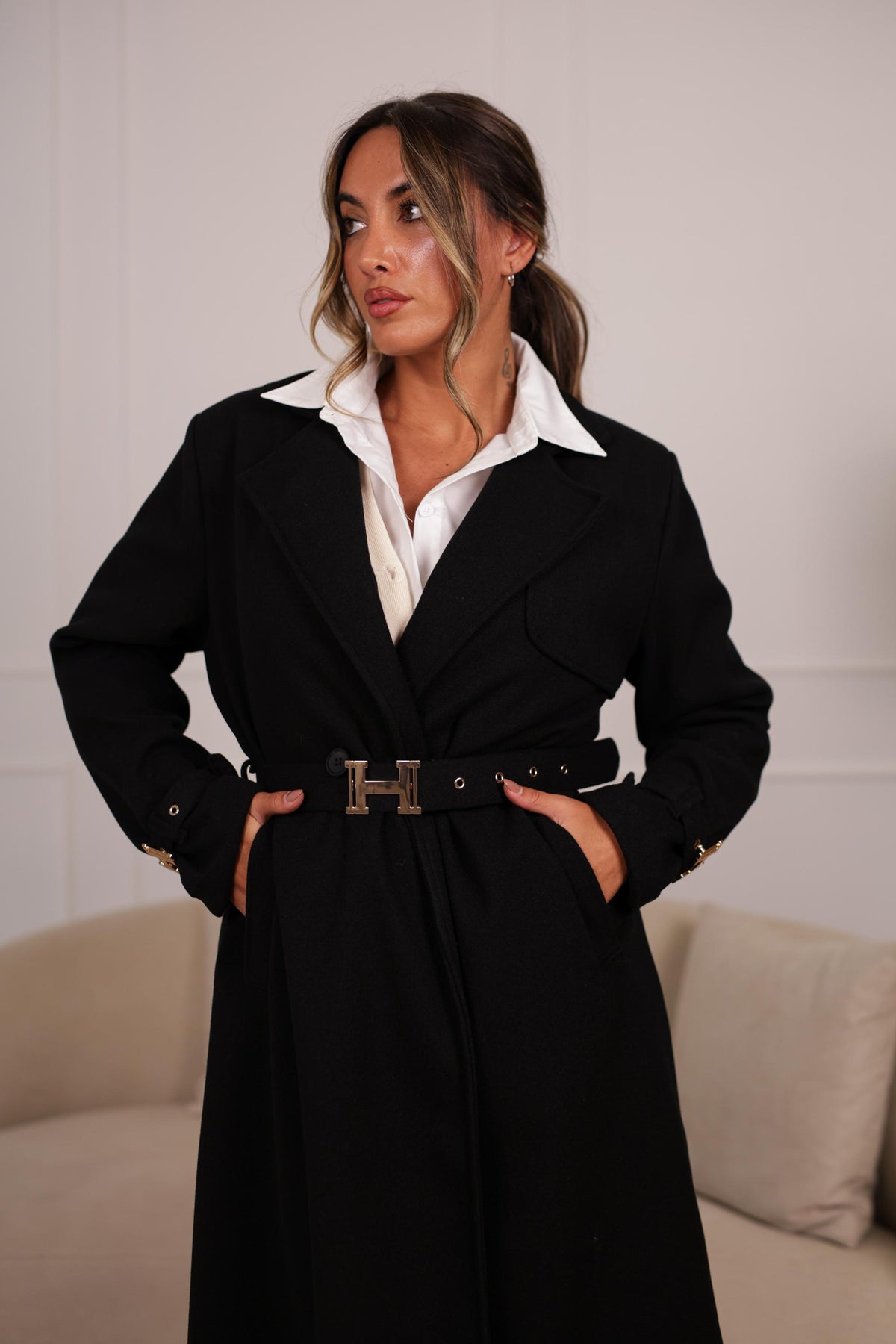 Casaco de Fazenda Preto Feminino com Cinto Dourado | Corte Elegante