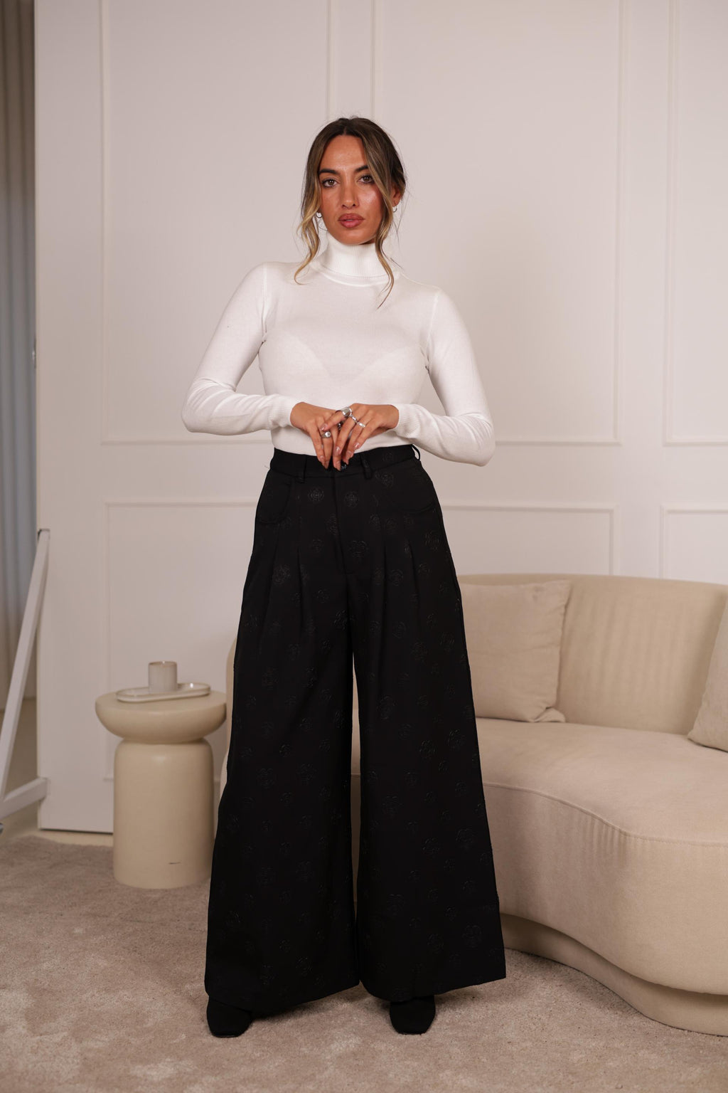 Calça Pantalona c/ relevo Flor - PRETAS