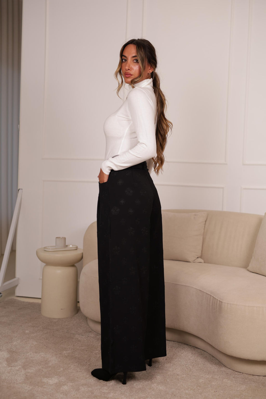 Calça Pantalona c/ relevo Flor - PRETAS