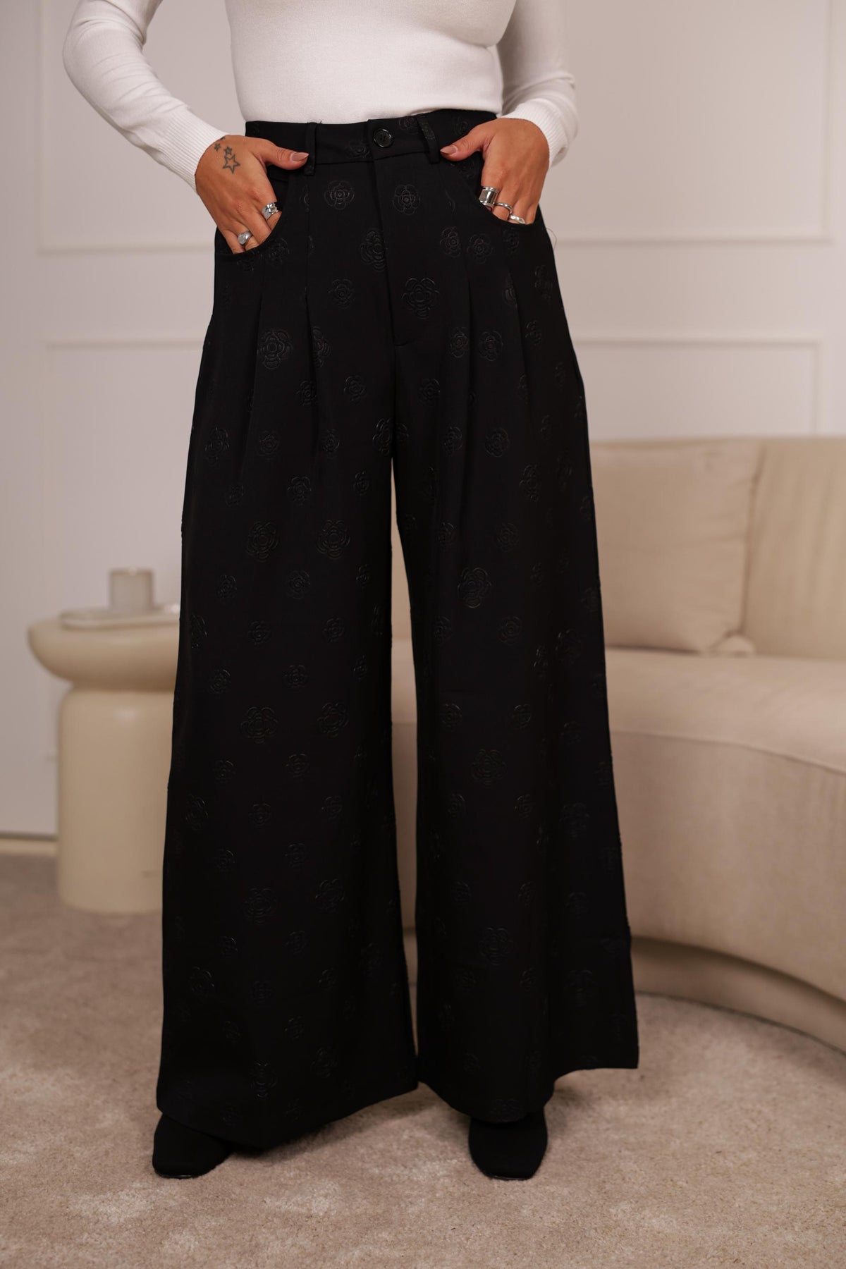 Calça Pantalona c/ relevo Flor - PRETAS